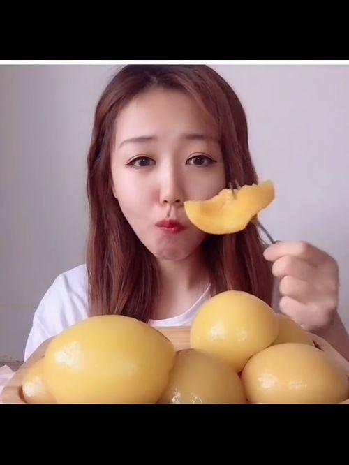 酒窝小姐姐吃蜜瓜视频,酒窝小姐姐的甜蜜瞬间