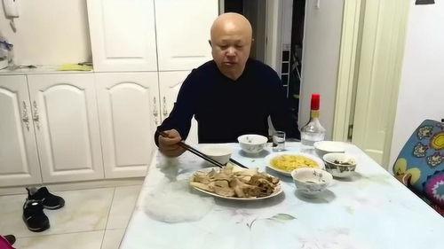 大爷抱着汤碗吃瓜视频,温馨画面引网友热议