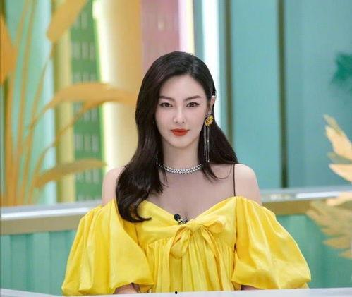 艺术家王佳怡视频吃瓜,趣味横生,美食与艺术的完美融合