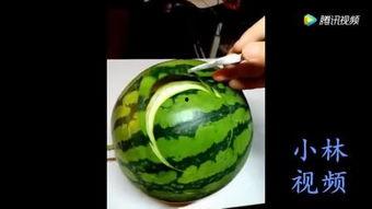男人吃哈密瓜视频,男士品尝美味瞬间
